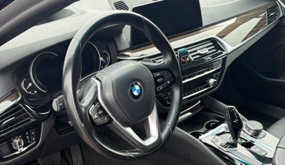 2021 BMW 520
